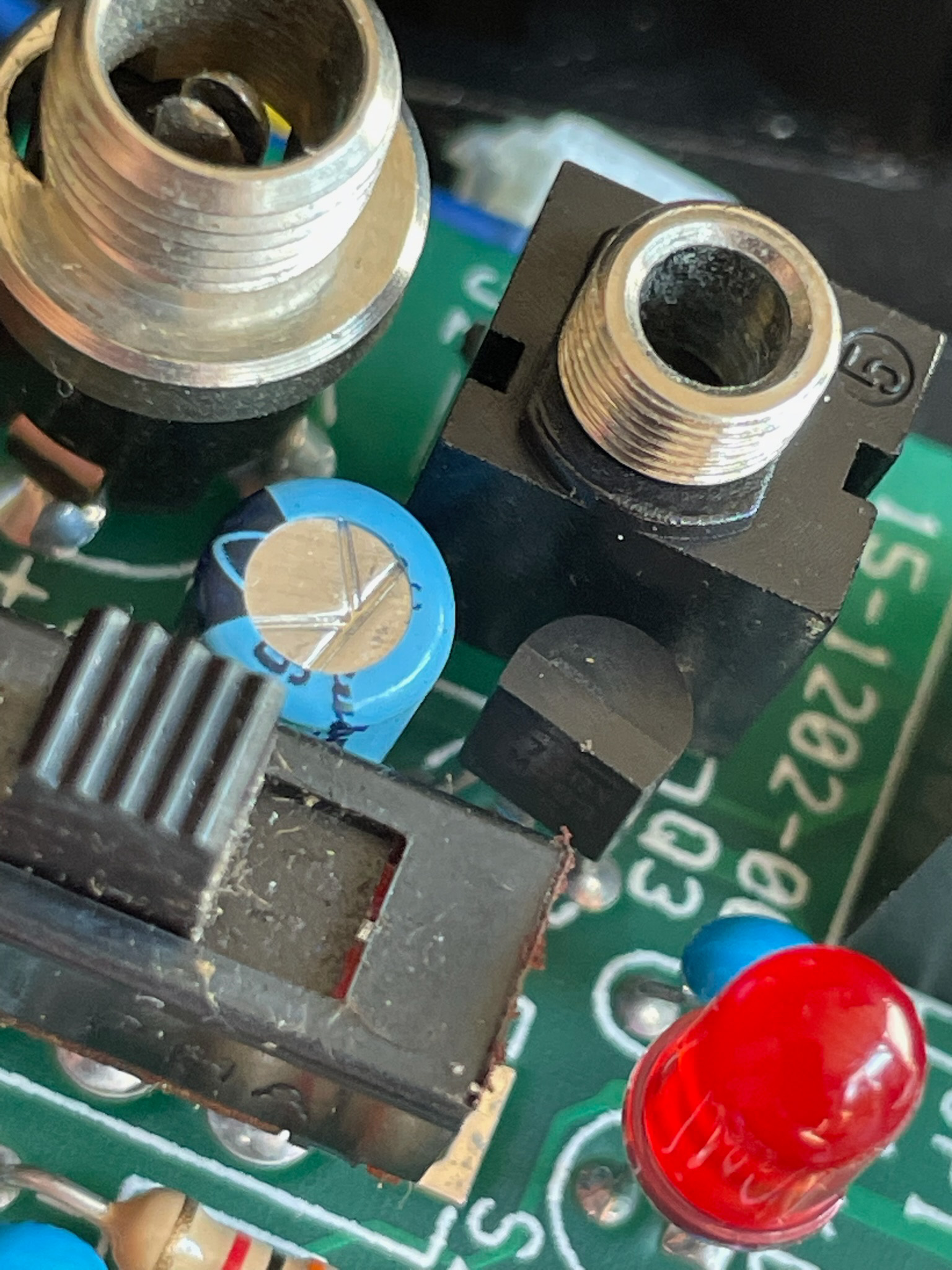 The defective 100µF capacitor